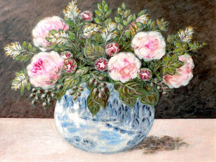 Pivoines et fleurs de troènes avec du lierre et du chèvrefeuille